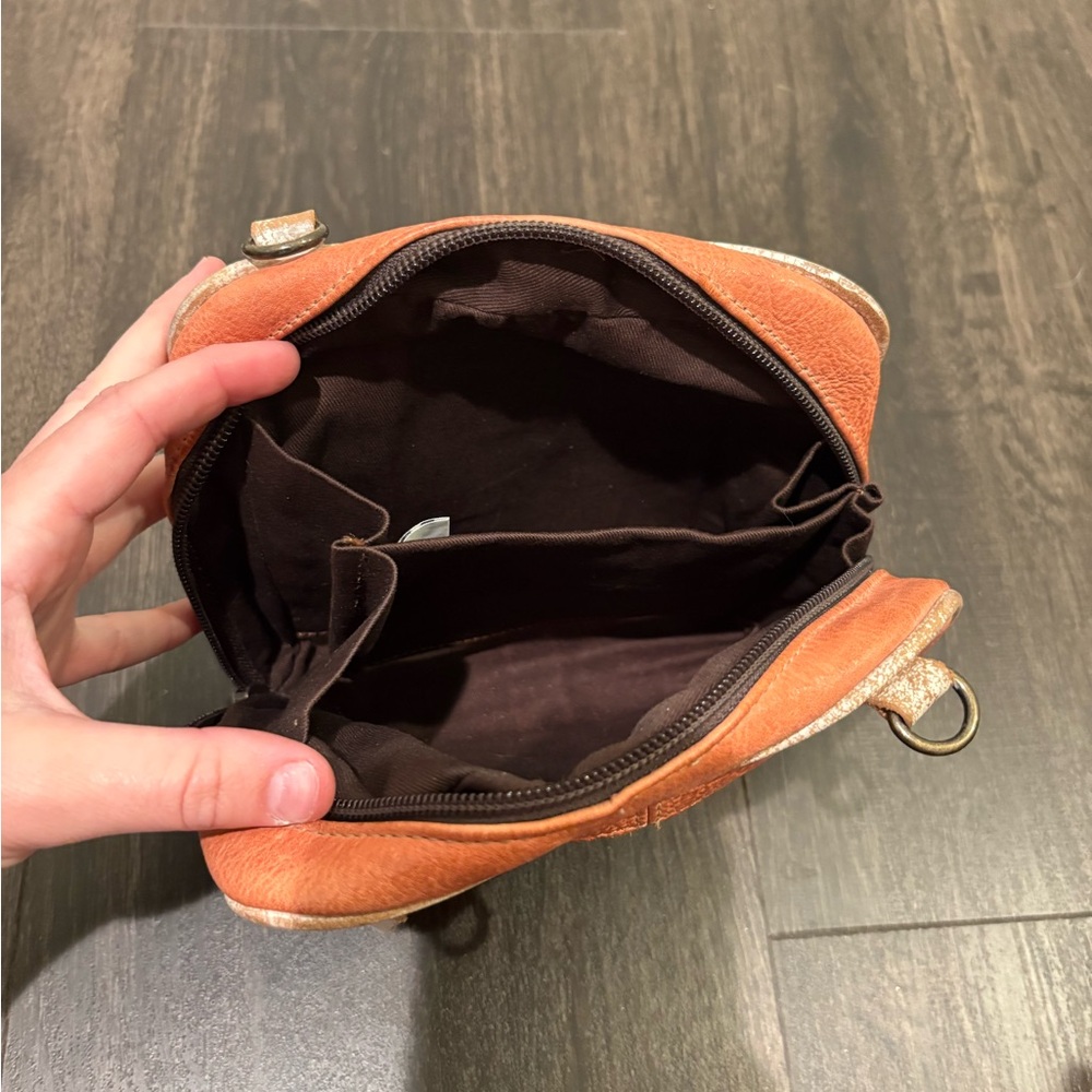 BED|STU Brown Leather Crossbody Bag with Timeless Design - Picture 4 of 4
